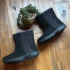 NWOT Columbia Black Waterproof Boots Mid-Calf